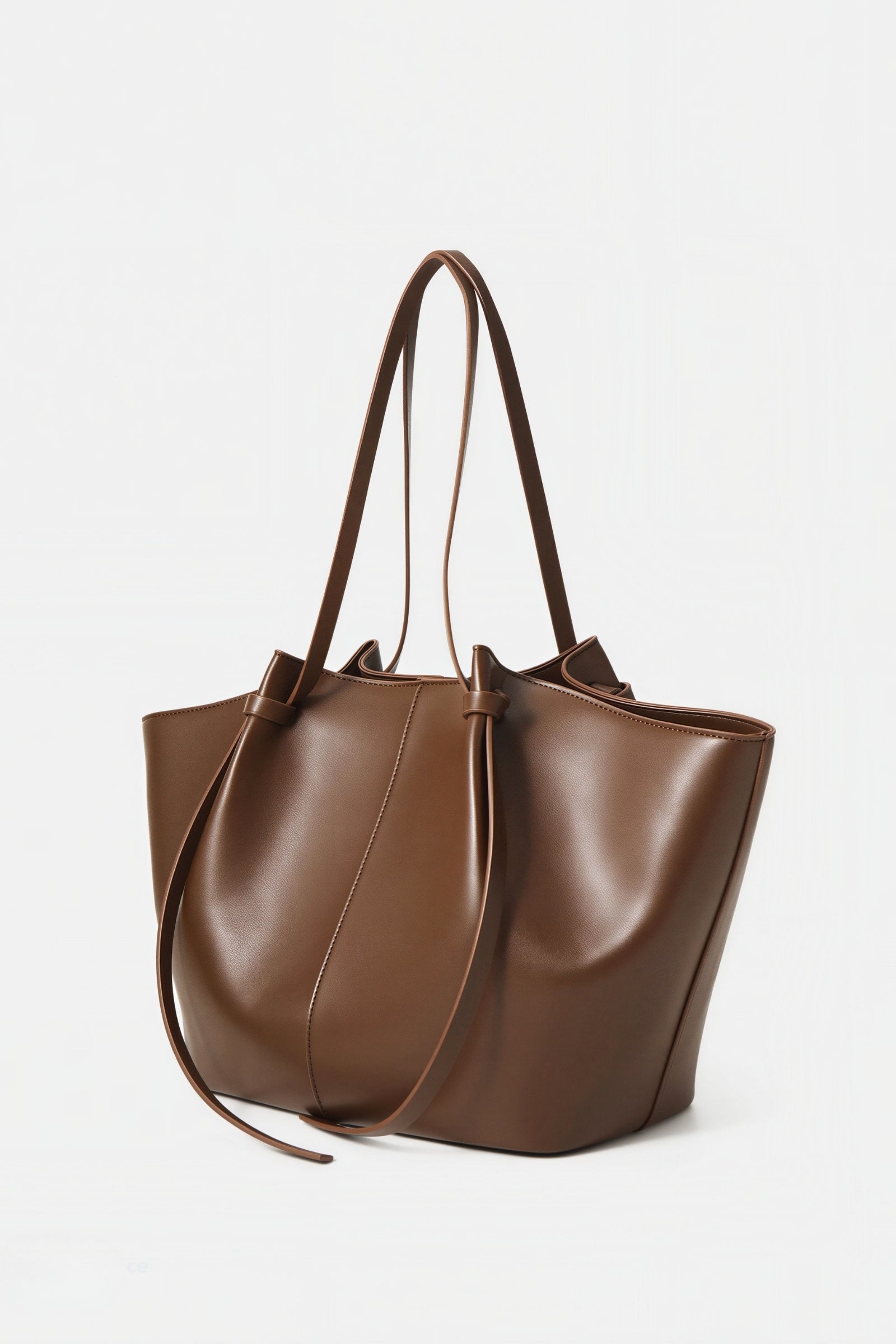 Brauner Shopper mit goldfarbenem Verschluss